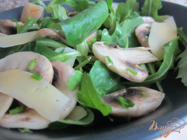 Фото приготовление рецепта: Салат с грибами шаг №4
