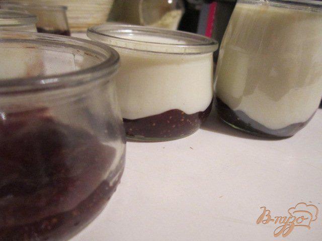 Фото приготовление рецепта: Домашний йогурт с конфитюром из инжира шаг №2