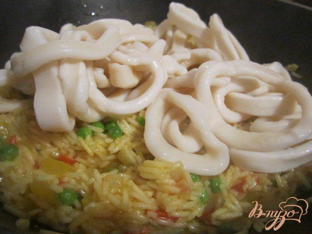 Фото приготовление рецепта: Рис с овощами и кальмарами шаг №4