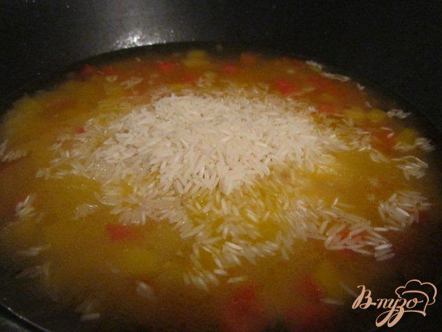 Фото приготовление рецепта: Рис с овощами и кальмарами шаг №2