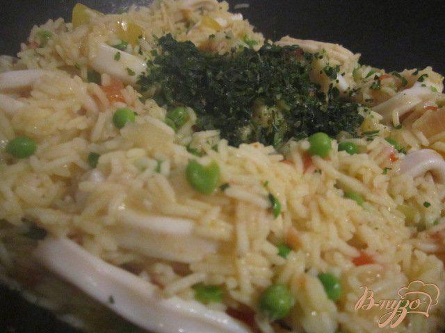 Фото приготовление рецепта: Рис с овощами и кальмарами шаг №5
