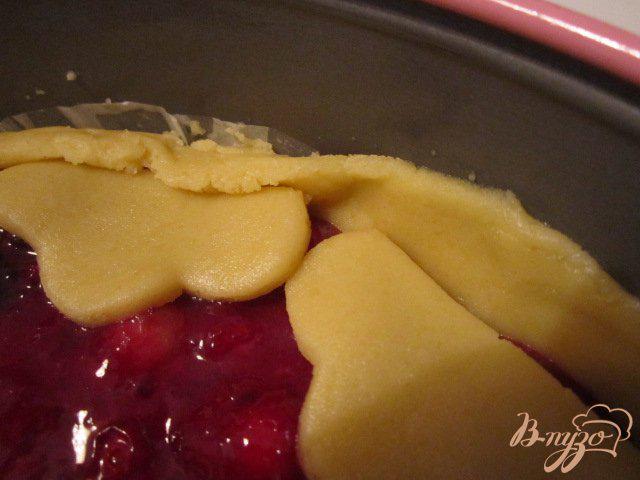 Фото приготовление рецепта: Песочный пирог с ягодами шаг №10