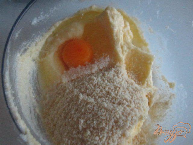 Фото приготовление рецепта: Песочный пирог с ягодами шаг №1