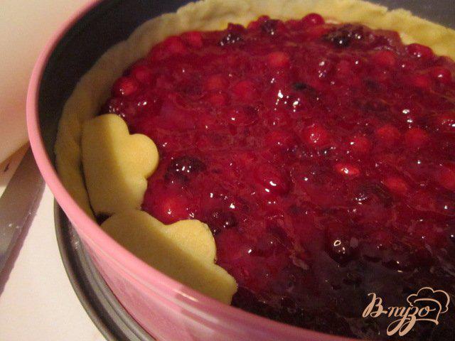 Фото приготовление рецепта: Песочный пирог с ягодами шаг №9