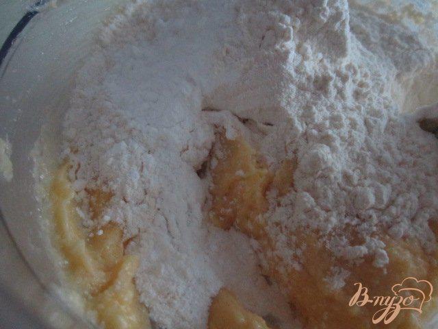 Фото приготовление рецепта: Песочный пирог с ягодами шаг №2