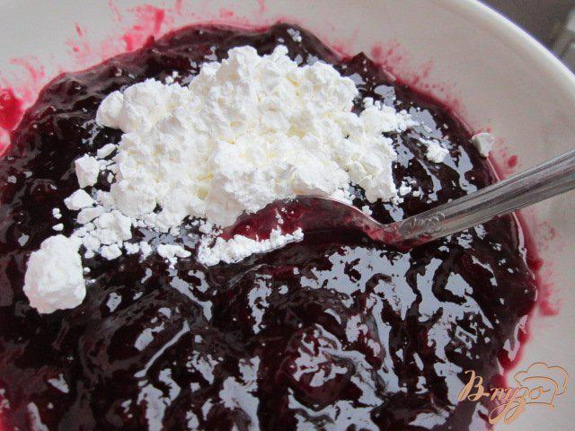 Фото приготовление рецепта: Песочный пирог с ягодами шаг №4