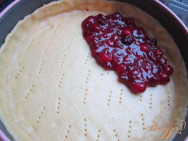 Фото приготовление рецепта: Песочный пирог с ягодами шаг №7