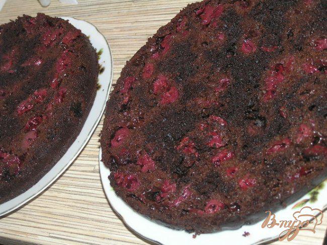 Фото приготовление рецепта: Шоколадный торт с вишней шаг №7