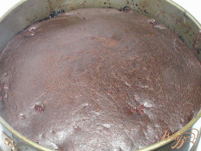 Фото приготовление рецепта: Шоколадный торт с вишней шаг №4