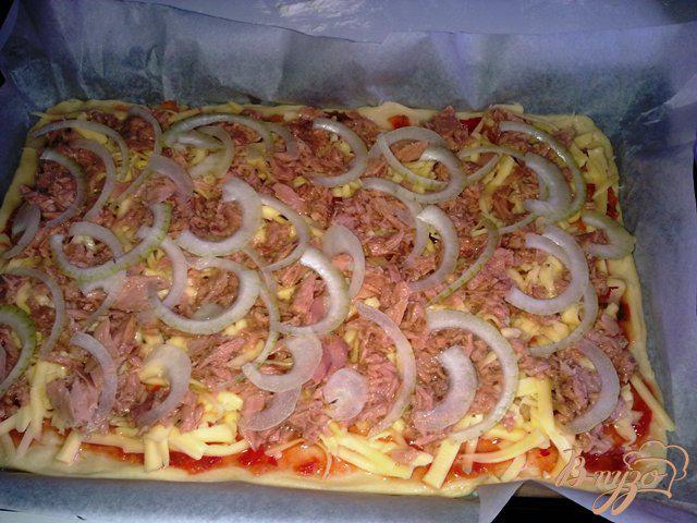Фото приготовление рецепта: Пицца с тунцом шаг №8