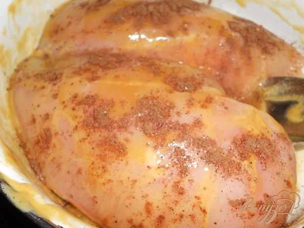 Фото приготовление рецепта: Куриные грудки с изюмом и курагой шаг №3