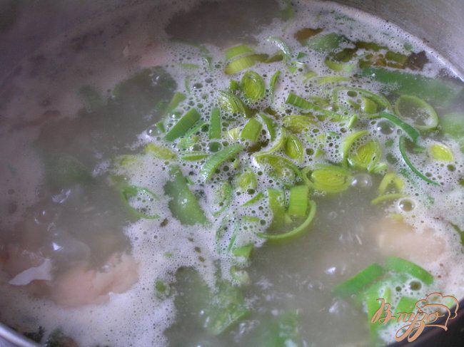 Фото приготовление рецепта: Суп с форелью и лососем шаг №5