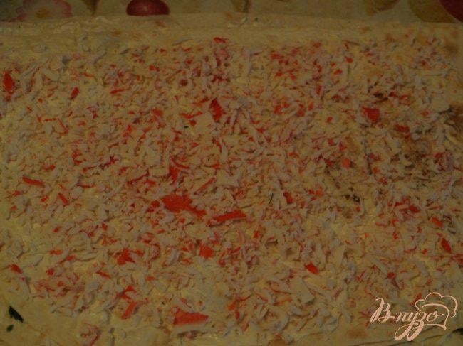 Фото приготовление рецепта: Праздничный рулет из лаваша с яйцами,крабовыми палочками и творожным сыром шаг №3