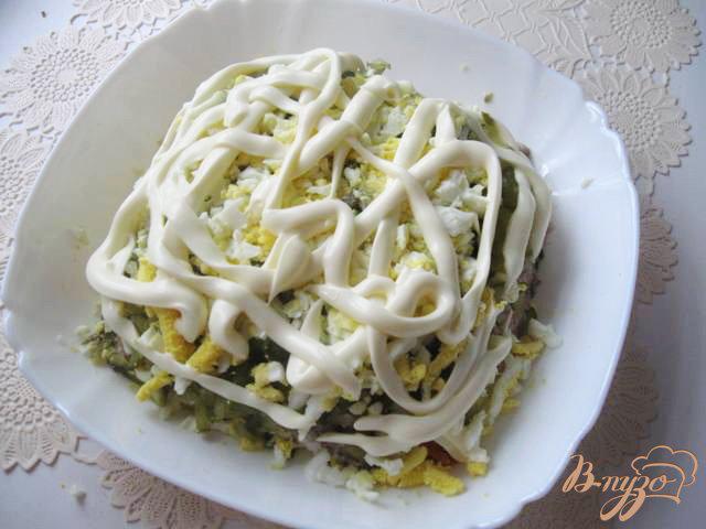 Фото приготовление рецепта: Салат с сардиной и грибами шаг №8