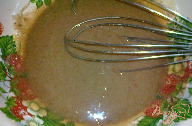 Фото приготовление рецепта: Бисквитно-творожное пироженое с соусом шаг №4