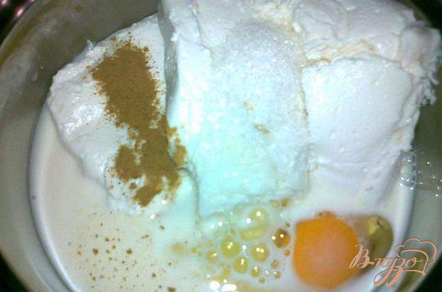 Фото приготовление рецепта: Бисквитно-творожное пироженое с соусом шаг №5