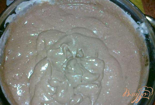 Фото приготовление рецепта: Бисквитно-творожное пироженое с соусом шаг №7