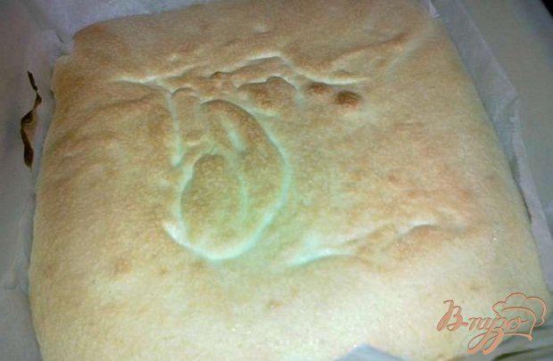 Фото приготовление рецепта: Бисквитно-творожное пироженое с соусом шаг №9