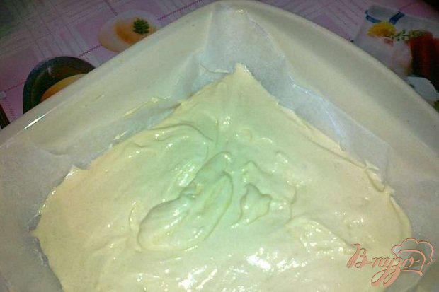 Фото приготовление рецепта: Бисквитно-творожное пироженое с соусом шаг №8