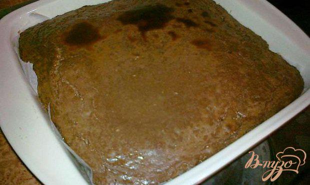 Фото приготовление рецепта: Бисквитно-творожное пироженое с соусом шаг №10