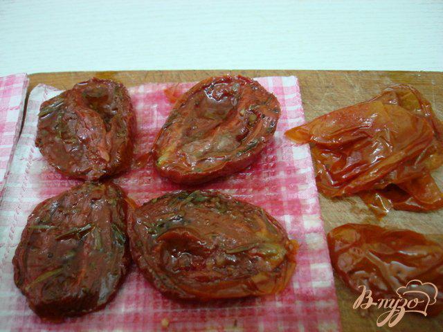 Фото приготовление рецепта: Фокачча с вялеными помидорами шаг №4