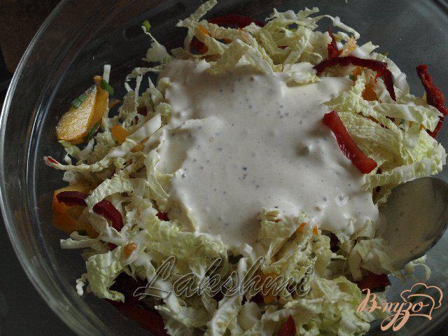 Фото приготовление рецепта: Салат из савойской капусты с хурмой и перепелиными яйцами шаг №5