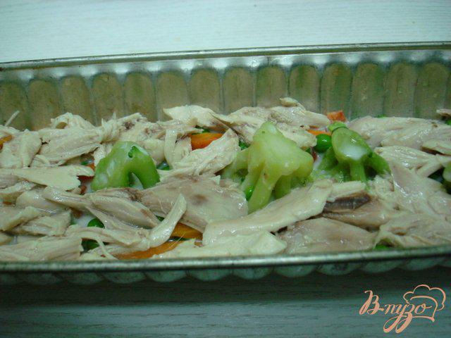 Фото приготовление рецепта: Заливное с курицей и овощами. шаг №5