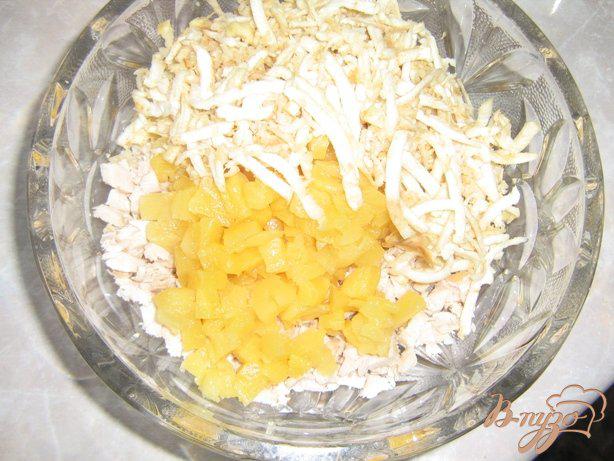 Фото приготовление рецепта: Салат с сельдереем, куриным филе и ананасами шаг №5