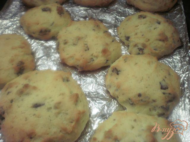 Фото приготовление рецепта: Печенье с кусочками шоколада и орехами шаг №5