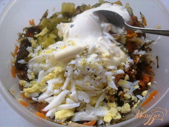 Фото приготовление рецепта: Салат из  морской капусты шаг №4