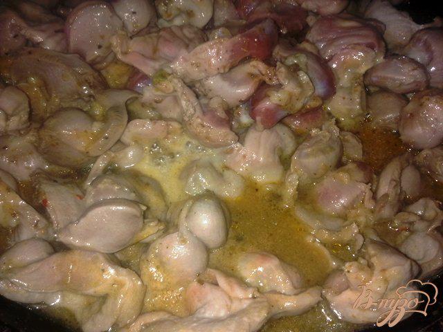 Фото приготовление рецепта: Rotini (спиральки) с тушеными куриными желудочками шаг №2