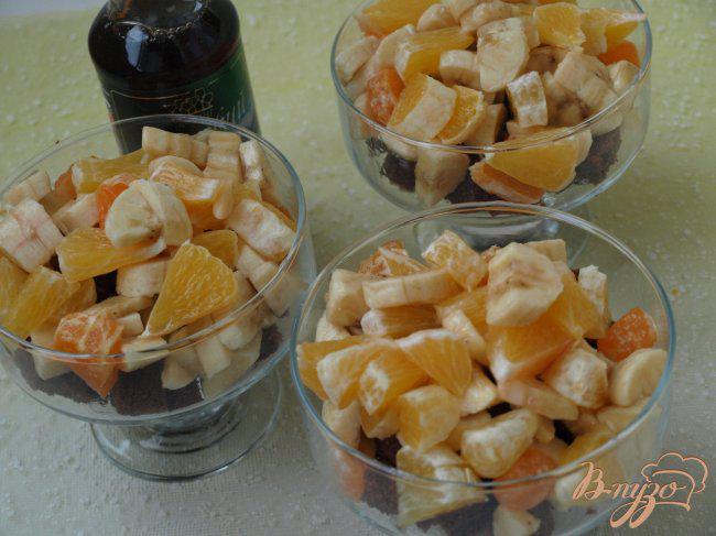 Фото приготовление рецепта: Праздничный десерт с фруктами и кленовым сиропом шаг №2