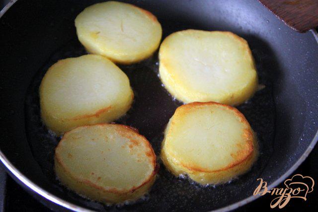 Фото приготовление рецепта: Новогодняя мини-закуска Сельдь под шубкой на картофеле шаг №3
