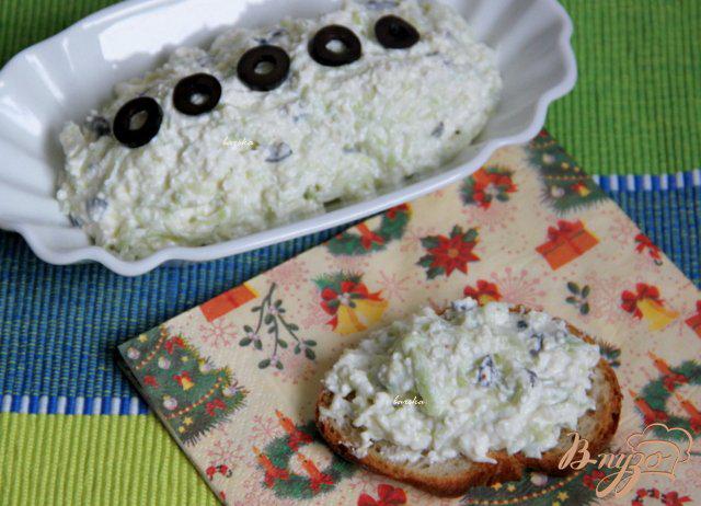 Фото приготовление рецепта: Сырный дип с маслинами и и огурцом шаг №5