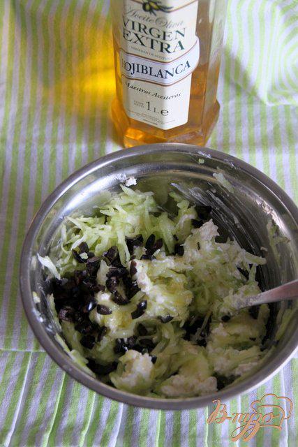 Фото приготовление рецепта: Сырный дип с маслинами и и огурцом шаг №4