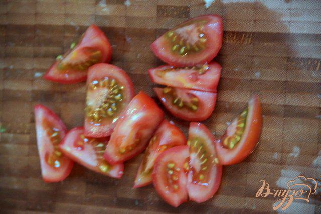 Фото приготовление рецепта: Салат из помидоров и яблок под острой сметанной заливкой шаг №2