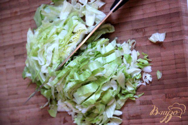 Фото приготовление рецепта: Салат из помидоров и яблок под острой сметанной заливкой шаг №4