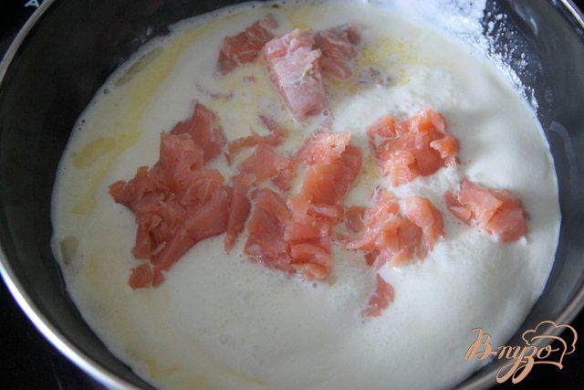 Фото приготовление рецепта: Паста с копчёным лососем в сливочном соусе шаг №3
