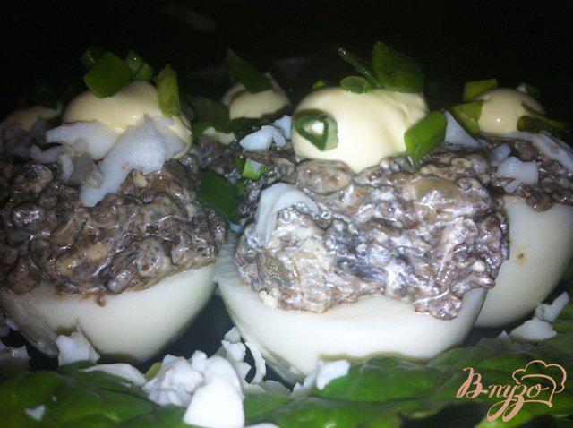 Фото приготовление рецепта: Фаршированные грибами яйца шаг №10