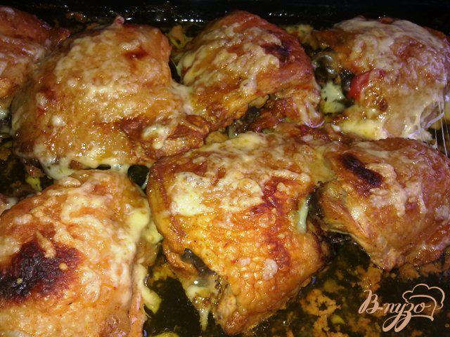 Фото приготовление рецепта: Куриные бедрышки, запеченные под сырной корочкой шаг №8
