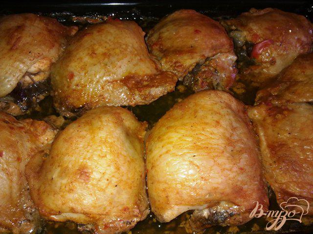 Фото приготовление рецепта: Куриные бедрышки, запеченные под сырной корочкой шаг №6