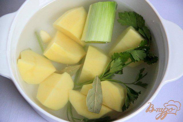 Фото приготовление рецепта: Картофельная запеканка с печеночным суфле шаг №1