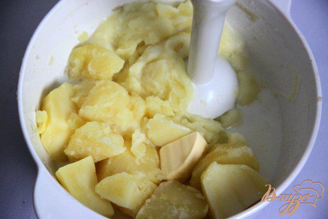 Фото приготовление рецепта: Картофельная запеканка с печеночным суфле шаг №2