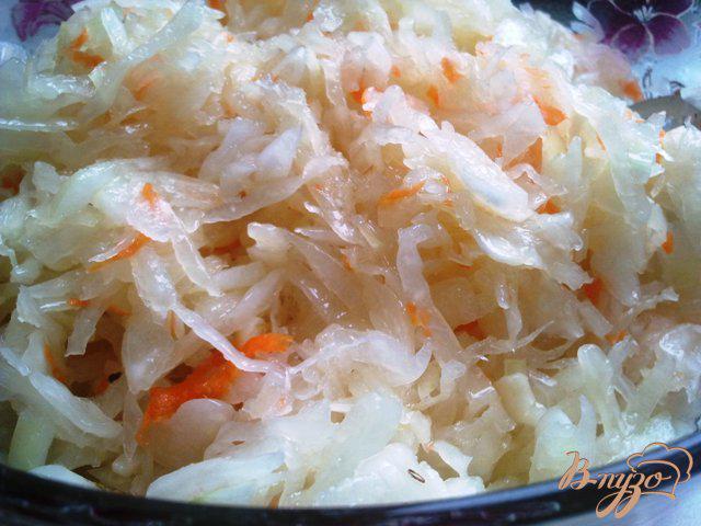 Фото приготовление рецепта: Салат из квашенной капусты шаг №6