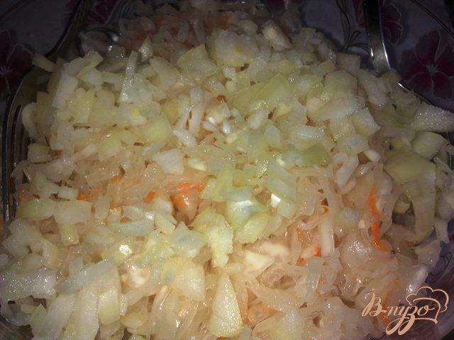 Фото приготовление рецепта: Салат из квашенной капусты шаг №4