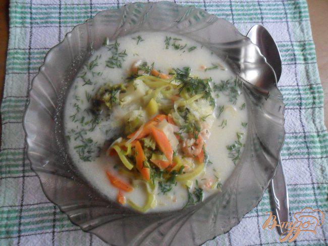 Фото приготовление рецепта: Сырный суп с креветками «Послепраздничный» шаг №5