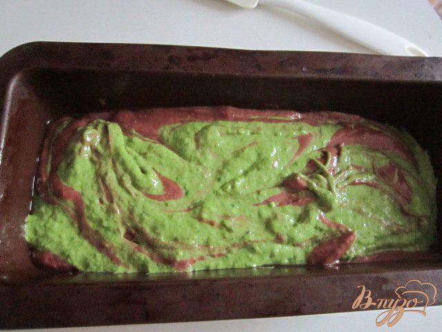 Фото приготовление рецепта: Мраморный кекс (шоколад-шпинат) шаг №8