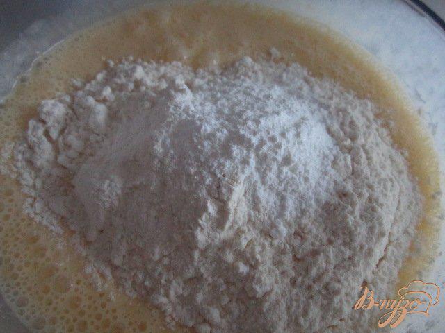 Фото приготовление рецепта: Мраморный кекс (шоколад-шпинат) шаг №3