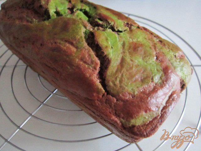 Фото приготовление рецепта: Мраморный кекс (шоколад-шпинат) шаг №9