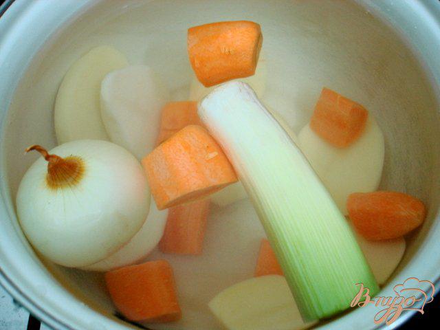 Фото приготовление рецепта: Суп с горошком, фасолью и сыром шаг №1